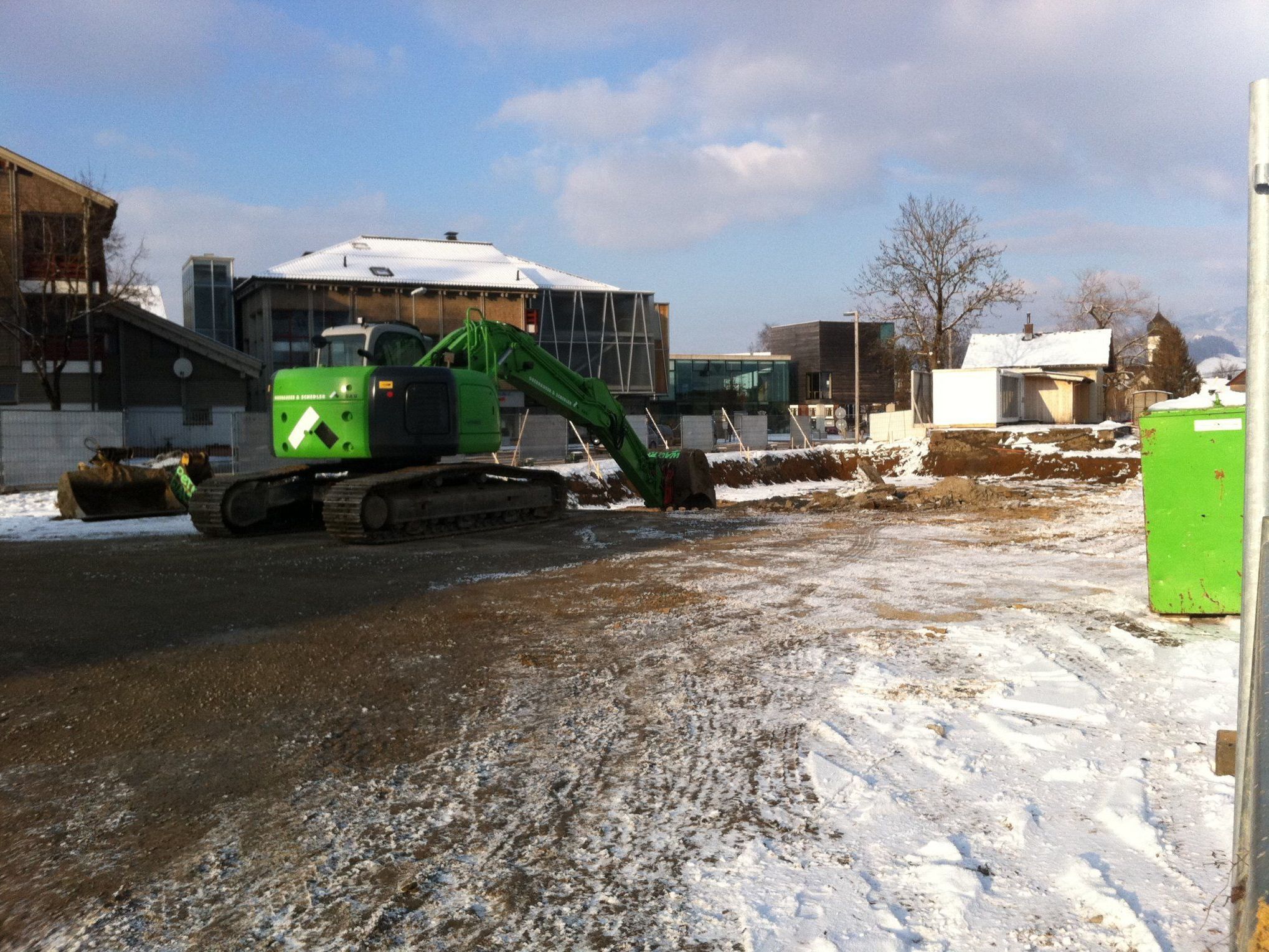 Mit den Aushubarbeiten für das neue Werkraumhaus wurde begonnen.