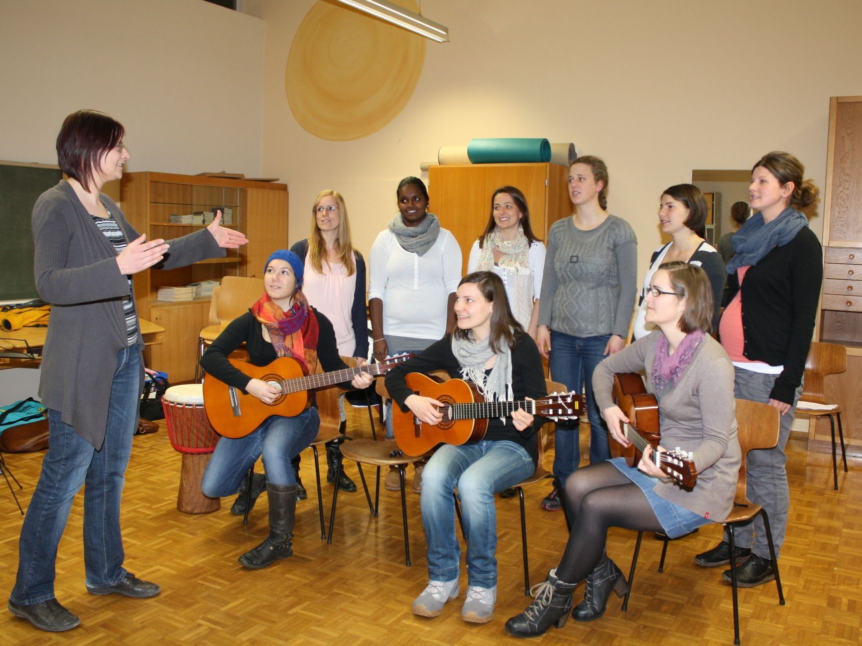 Der Jugendchor "Fuoco" hat sich bestens für das Chorfenster vorbereitet. Der Jugendchor "Fuoco" hat sich bestens für das Chorfenster vorbereitet.