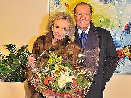 Roger Moore und seine Gattin wurden bei ihrer Ankunft in Wien herzlich empfangen