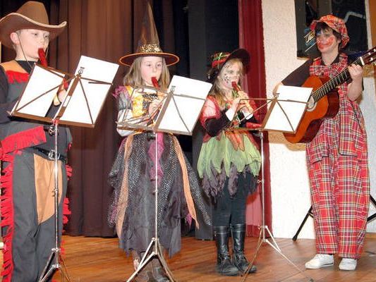 Flötenkinder mit Musiklehrerin Elke Schneider. Flötenkinder mit Musiklehrerin Elke Schneider.
