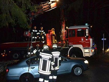 Das Auto musste von der Feuerwehr in Neunkirchen mittels Kran geborgen werden