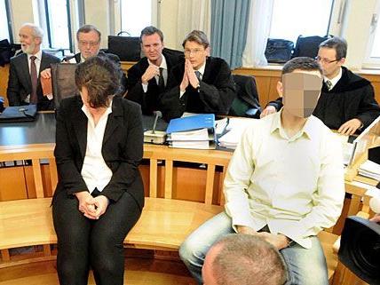 Auf der Anklagebank sitzen nach dem Mord in der Lagerhalle die Witwe des Opfers und ihr 37-jähriger Cousin