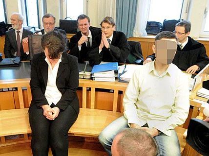Im Prozess um den Mord in einer Wiener Lagerhalle ist die Angeklagte, die Frau des Toten, zusammengebrochen. Im Prozess um den Mord in einer Wiener Lagerhalle ist die Angeklagte, die Frau des Toten, zusammengebrochen.