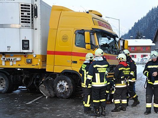 Der beschädigte Lkw blockierte die L188 in Schruns. Der beschädigte Lkw blockierte die L188 in Schruns.