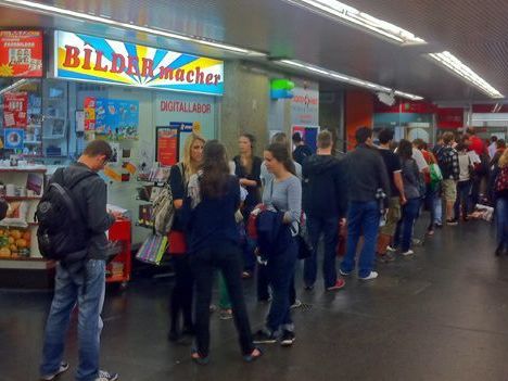 Beim Schottentor stehen Studenten ums Semesterticket oft Schlange - doch es geht auch bequemer Beim Schottentor stehen Studenten ums Semesterticket oft Schlange - doch es geht auch bequemer