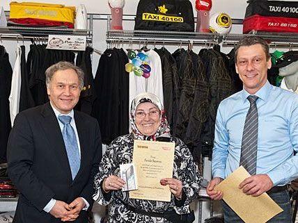Mit sichtlicher Freude nahm Taxi-Lenkerin Feride Saymaz die verdiente Auszeichnung entgegen Mit sichtlicher Freude nahm Taxi-Lenkerin Feride Saymaz die verdiente Auszeichnung entgegen