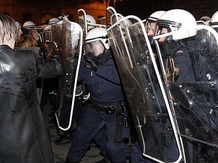 Szenen wie diese spielten sich zwischen Demonstranten und Polizei auch am WKR-Ball 2012 wieder ab Szenen wie diese spielten sich zwischen Demonstranten und Polizei auch am WKR-Ball 2012 wieder ab