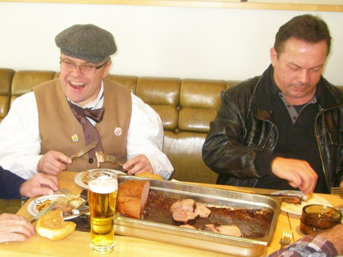 Der farblose Wolfi und ein gewisser Don Fredo Berghiller laben sich am geklauten Schiffle-Braten. Der farblose Wolfi und ein gewisser Don Fredo Berghiller laben sich am geklauten Schiffle-Braten.