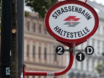 Die Straßenbahnlinien 1, 2 und D werden nach einem Schienengebrechen umgeleitet. Die Straßenbahnlinien 1, 2 und D werden nach einem Schienengebrechen umgeleitet.