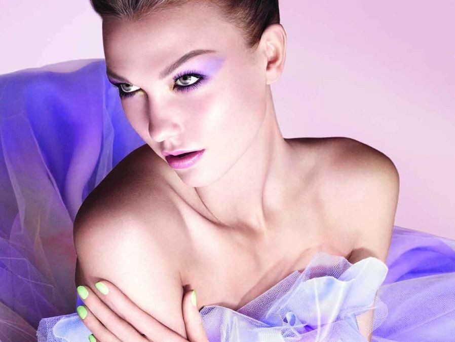 Karlie Kloss präsentiert die Dior Garden Collection (Spring 2012) Karlie Kloss präsentiert die Dior Garden Collection (Spring 2012)