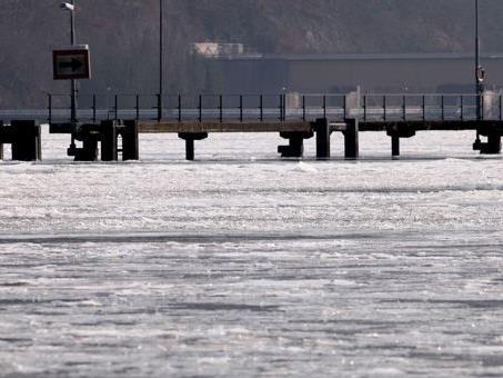 Der Schifffahrtsverkehr auf der Donau ist zur Zeit eingefroren.