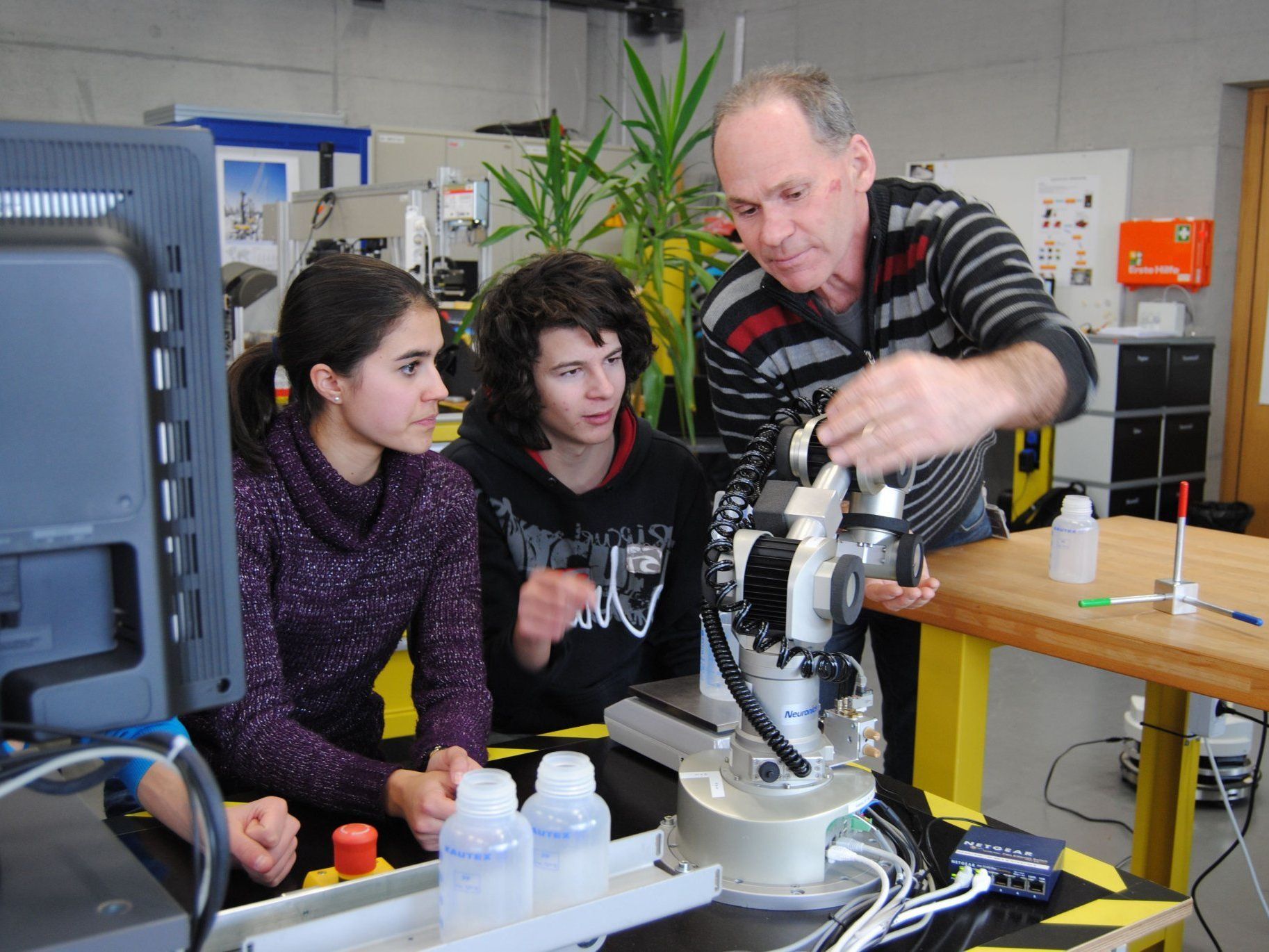 Schüler aus Egg zu Besuch an der Fachhochschule Schüler aus Egg zu Besuch an der Fachhochschule