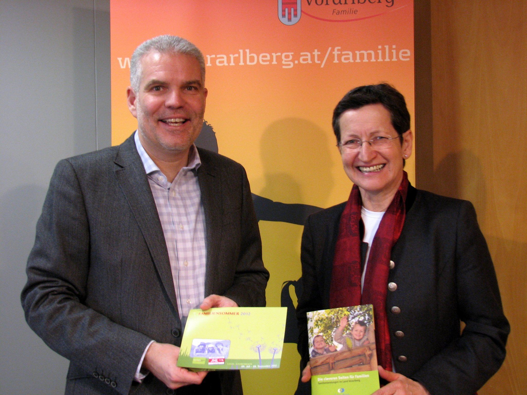 LR Schmid und Familienreferatsleiter Müller präsentierten die vielfältigen Vorarlberger Familienleistungen. LR Schmid und Familienreferatsleiter Müller präsentierten die vielfältigen Vorarlberger Familienleistungen.
