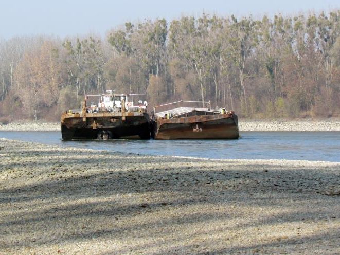 Das Schiffswrack blockiert seit Monaten die Fahrtrinne Das Schiffswrack blockiert seit Monaten die Fahrtrinne