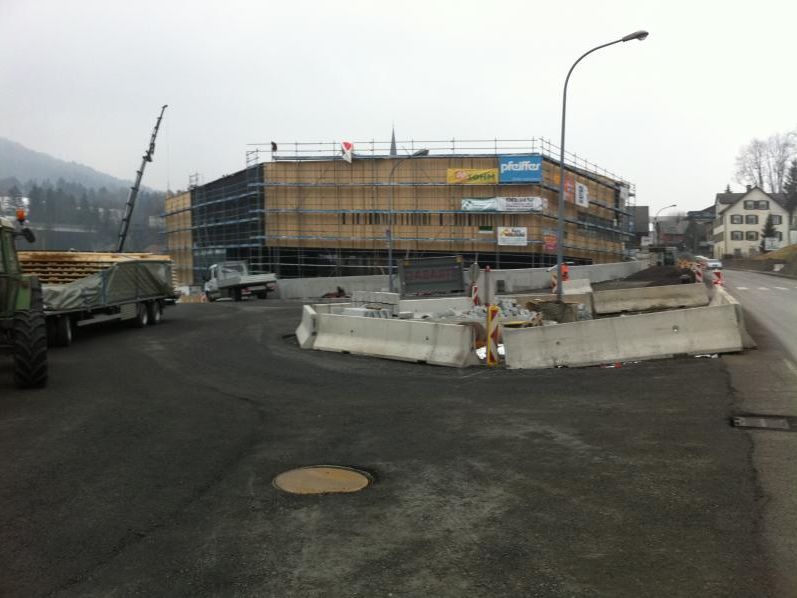 Die Bauarbeiten für den Kreisverkehr (im Vordergrund) werden im Frühjahr abgeschlossen – im Hintergrund erhält das „KaDeW“ eine Holzfassade. Die Bauarbeiten für den Kreisverkehr (im Vordergrund) werden im Frühjahr abgeschlossen – im Hintergrund erhält das „KaDeW“ eine Holzfassade.