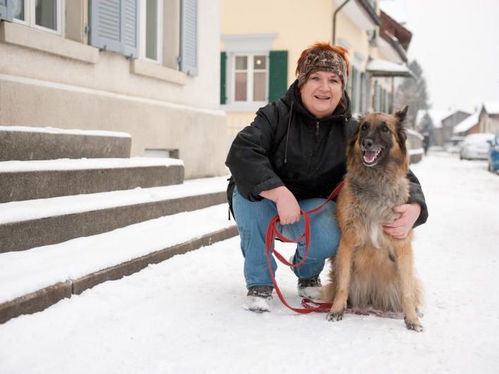 Evi Wiesflecker mit Schäferhündin Angie: kein Stachelhalsband mehr. Evi Wiesflecker mit Schäferhündin Angie: kein Stachelhalsband mehr.