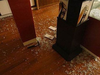 Nur Scherben blieben nach dem Einbruch bei diesem Juwelier in Floridsdorf Nur Scherben blieben nach dem Einbruch bei diesem Juwelier in Floridsdorf