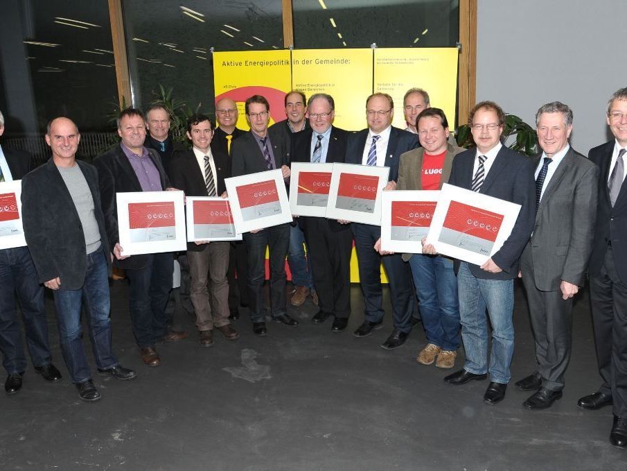 Hervorragend bewertet im e5-Programm für energieeffiziente Gemeinden: die e5-Teams der Gemeinden Götzis, Krumbach, Lauterach, Nenzing, Rankweil, Schwarzach und Thüringen sowie des Großen Walsertals mit Landesrat Erich Schwärzler, Landesstatthalter Karlheinz Rüdisser und e5-Programmleiter Karl-Heinz Kaspar. Hervorragend bewertet im e5-Programm für energieeffiziente Gemeinden: die e5-Teams der Gemeinden Götzis, Krumbach, Lauterach, Nenzing, Rankweil, Schwarzach und Thüringen sowie des Großen Walsertals mit Landesrat Erich Schwärzler, Landesstatthalter Karlheinz Rüdisser und e5-Programmleiter Karl-Heinz Kaspar.