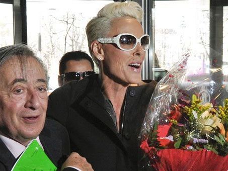 Brigitte Nielsen wurde von Richard Lugner für den Opernball 2012 in Empfang genommen.