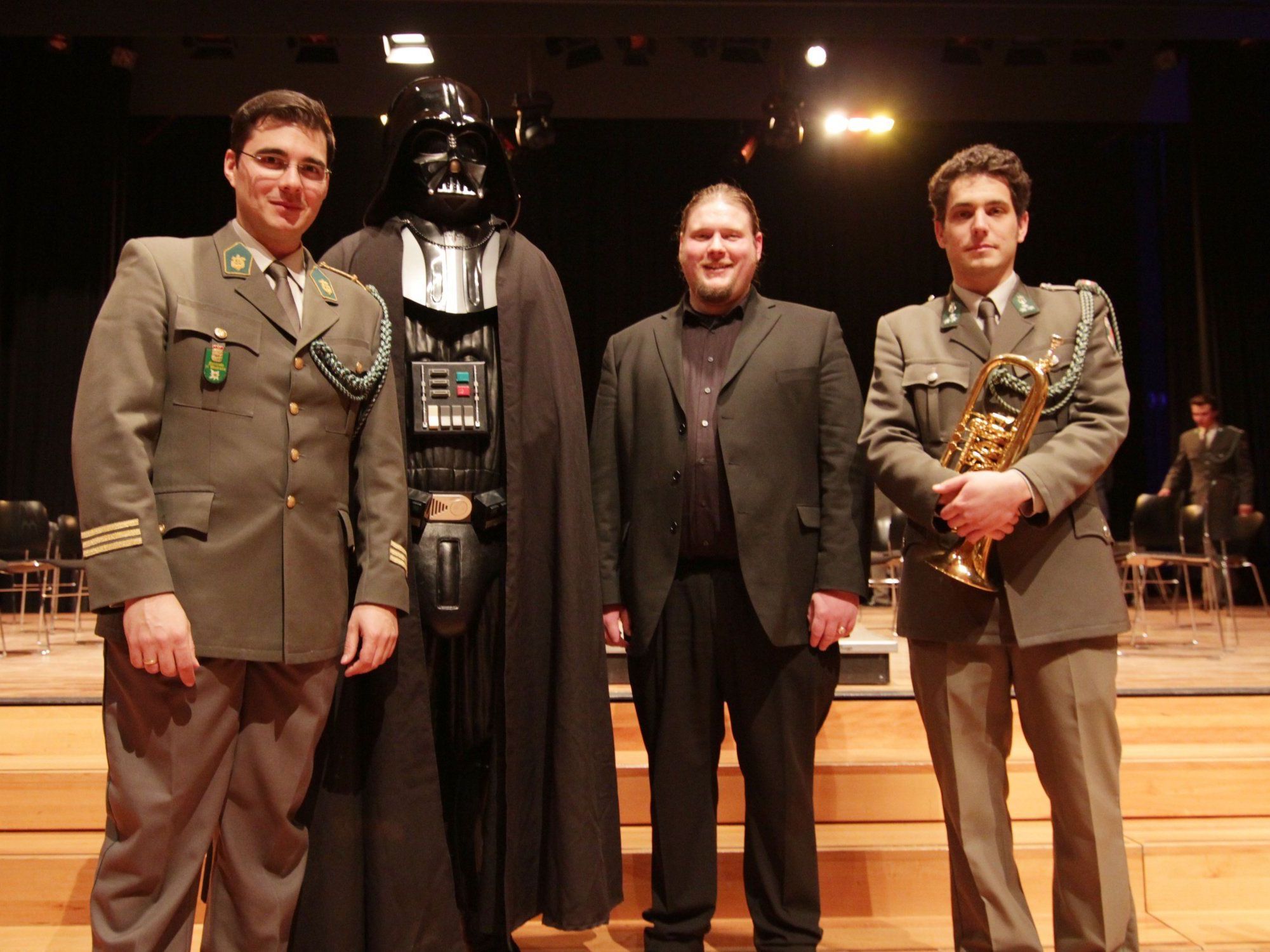 Wolfram Öller mit „Darth Vader“, Bariton Markus Günter Kohl und Flügelhorn-Solist Manfred Nenning. Wolfram Öller mit „Darth Vader“, Bariton Markus Günter Kohl und Flügelhorn-Solist Manfred Nenning.