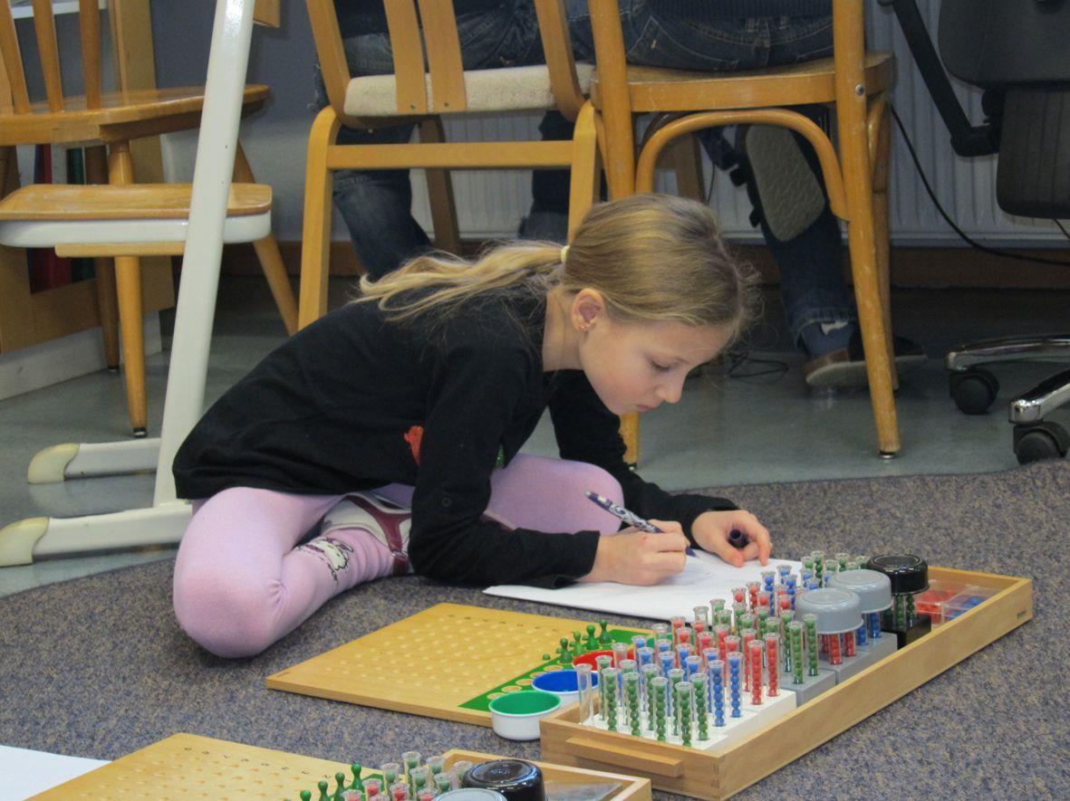 Die Montessoripädagogik unterstützt die Kinder, vieles selbst zu entdecken und bewältigen.