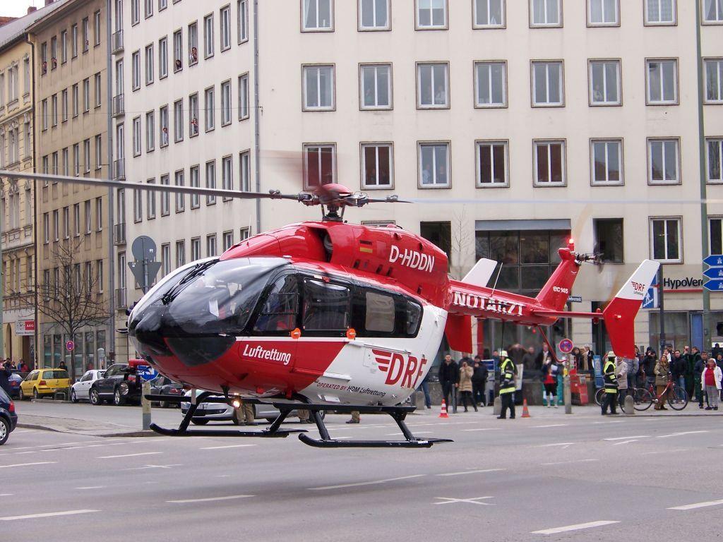 Nachdem der Patient verladen wurde, konnte der Hubschrauber wieder abheben und die Straße für den Verkehr freigeben.