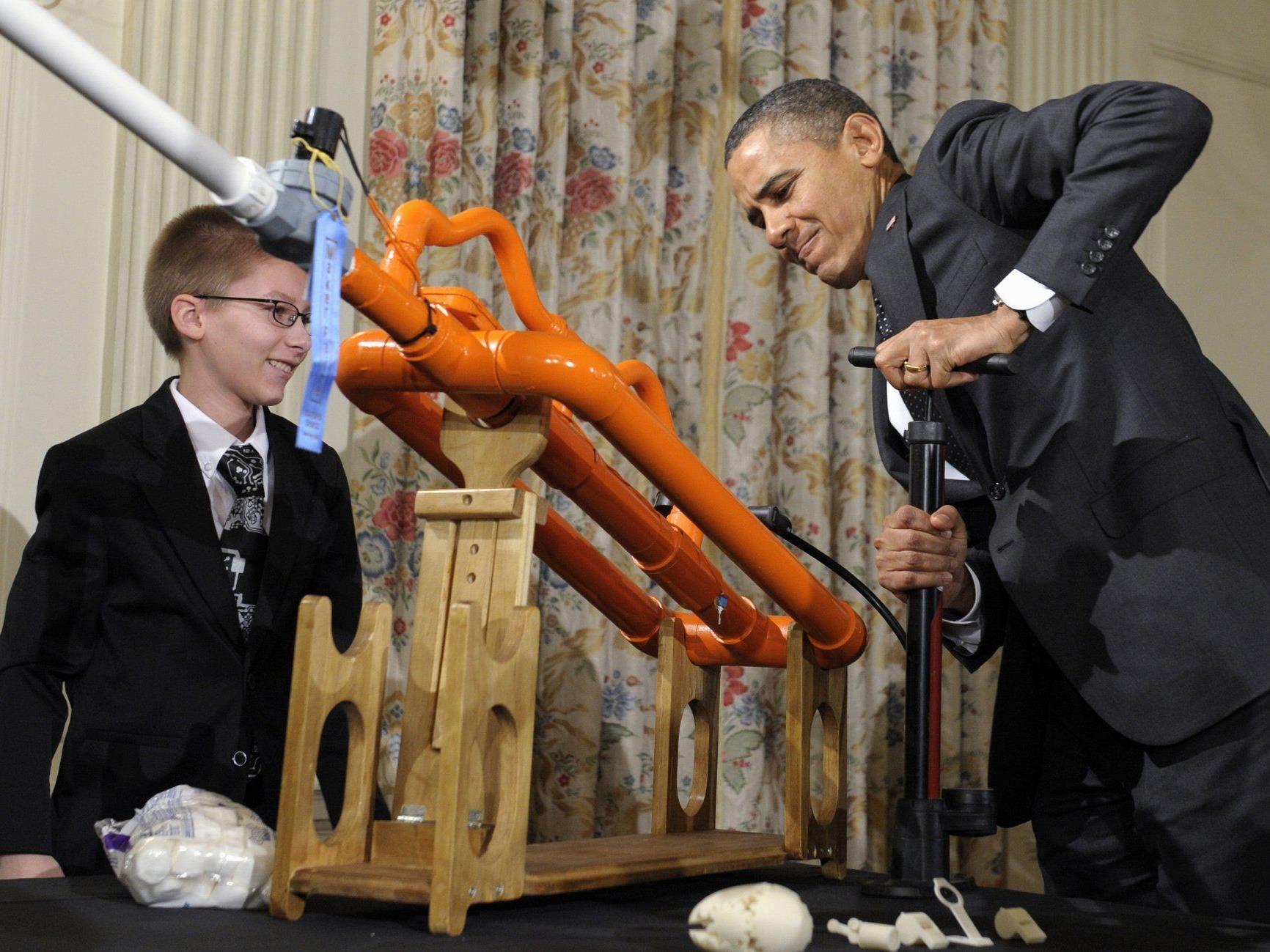Präsident Obama pumpt Marshmallow-Kanone auf.