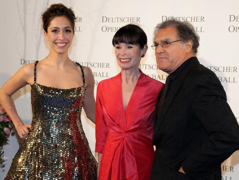 Richard Lugner bringt Oona Castilla Chaplin, die Enkelin von Charlie Chaplin, auf den Wiener Opernball 2012.