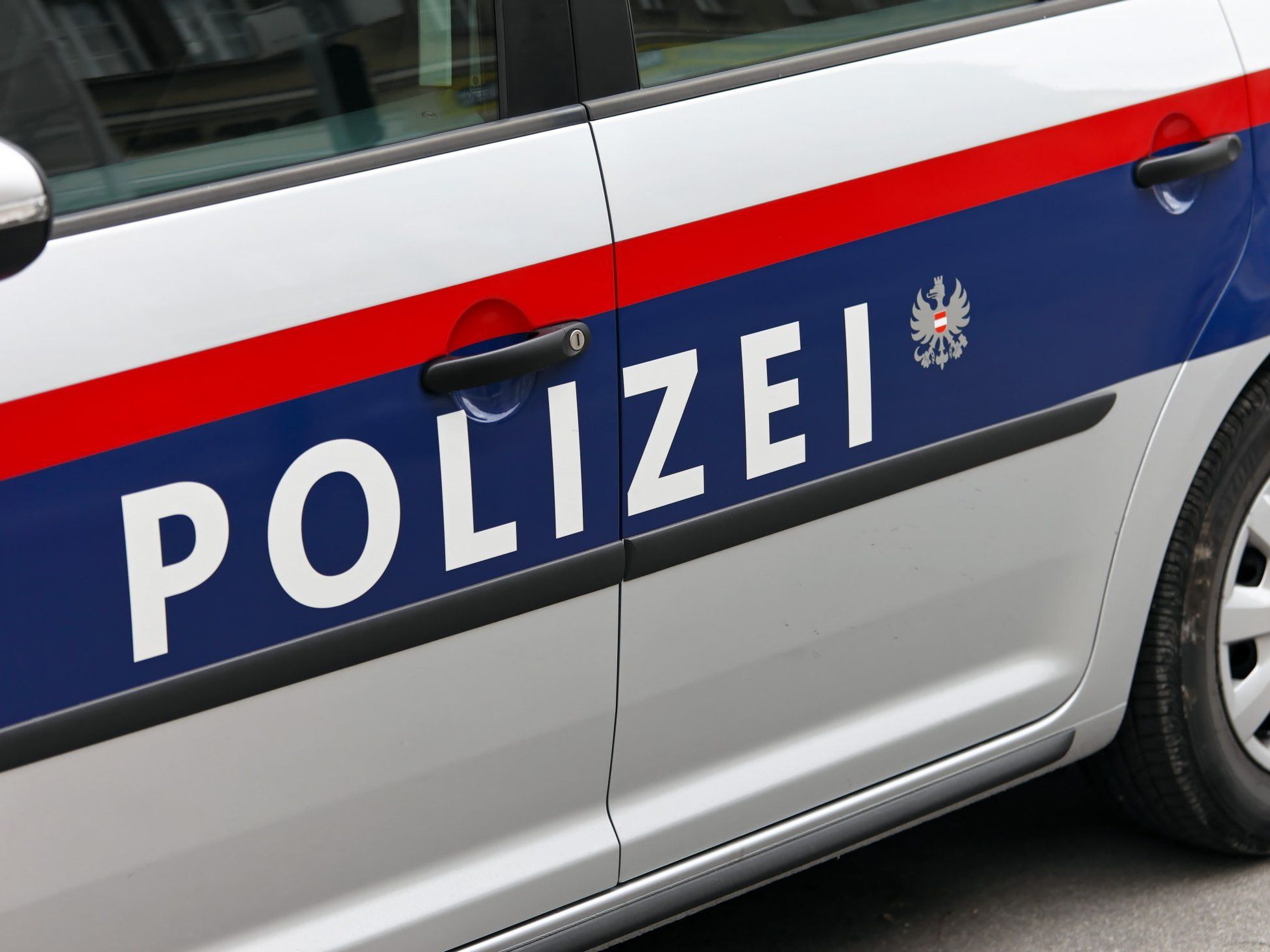 Die Polizei sucht nach insgesamt vier Männern Die Polizei sucht nach insgesamt vier Männern