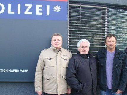 Diese Beamten eilten dem Mann zur Hilfe. Diese Beamten eilten dem Mann zur Hilfe.