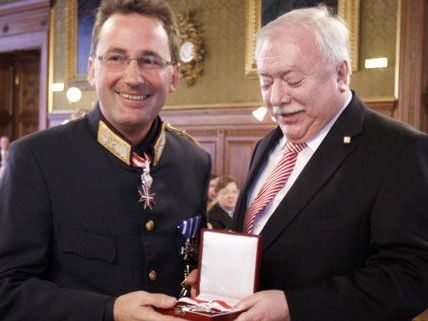 Auszeichung für Verdienste um das Land Wien für Polizeipräsidenten Pürstl. Auszeichung für Verdienste um das Land Wien für Polizeipräsidenten Pürstl.