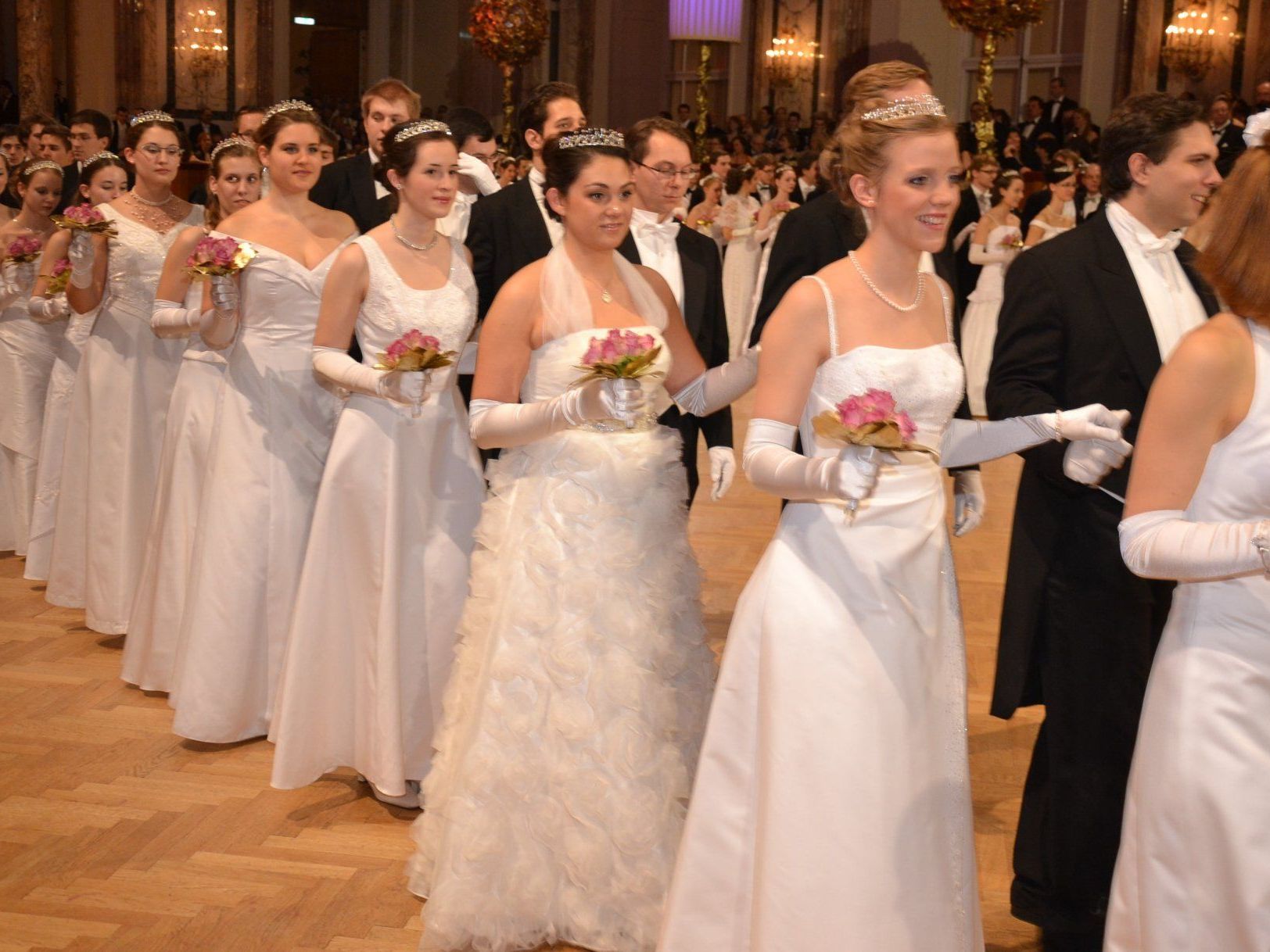 Elegant wie eh und je - Bälle in Wien. Elegant wie eh und je - Bälle in Wien.