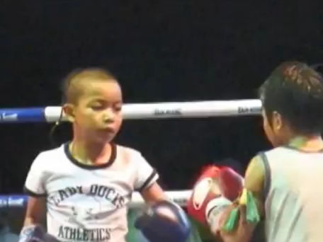 Die kleinen Muay Thai Boxer schlagen unerlässlich aufeinender ein. Bis zur Ohnmacht.