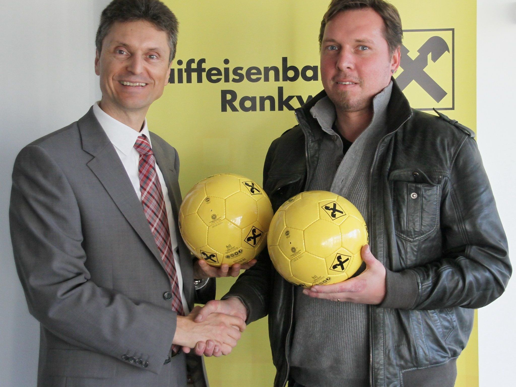 Turnierchef Ulli Bischoff und Raiba-Direktor Roland Marte freuen sich auf das Hallenspektakel. Turnierchef Ulli Bischoff und Raiba-Direktor Roland Marte freuen sich auf das Hallenspektakel.