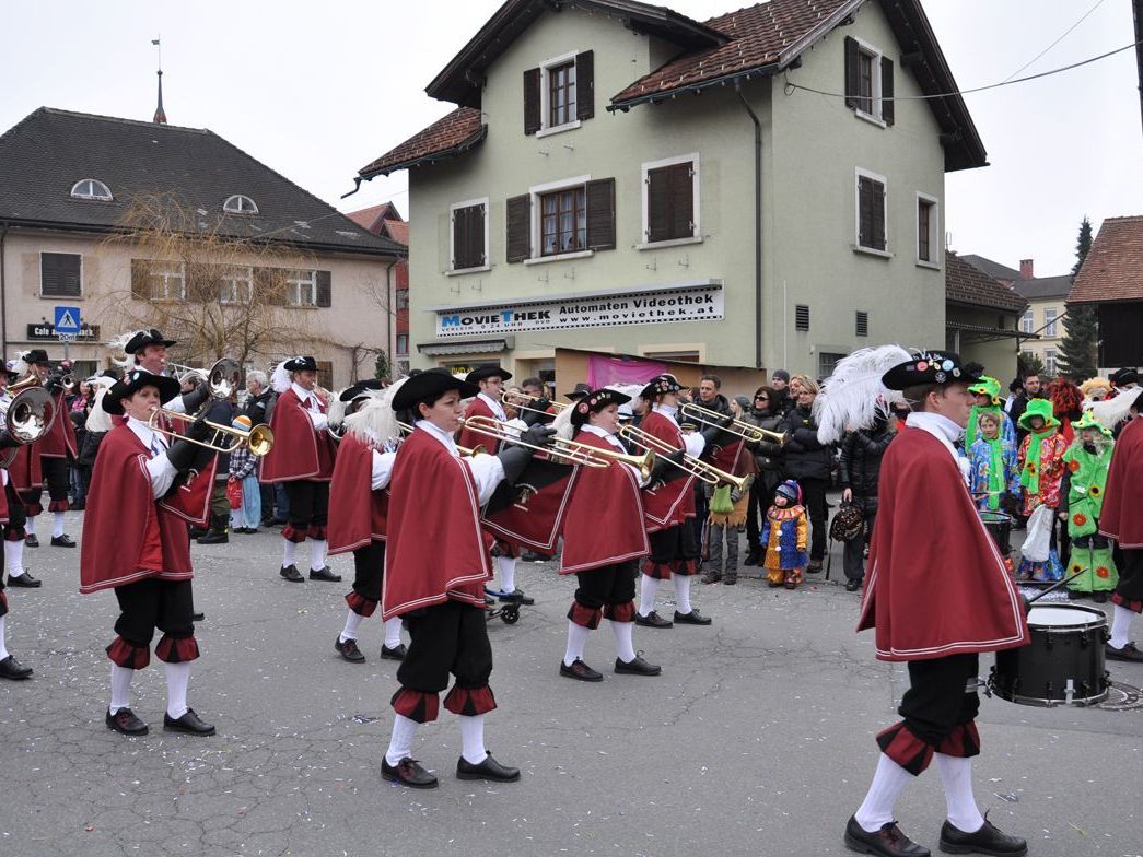 Nicht nur die Bläser hoffen auf wärmere Temperaturen beim Harder Faschingsumzug.... Nicht nur die Bläser hoffen auf wärmere Temperaturen beim Harder Faschingsumzug....
