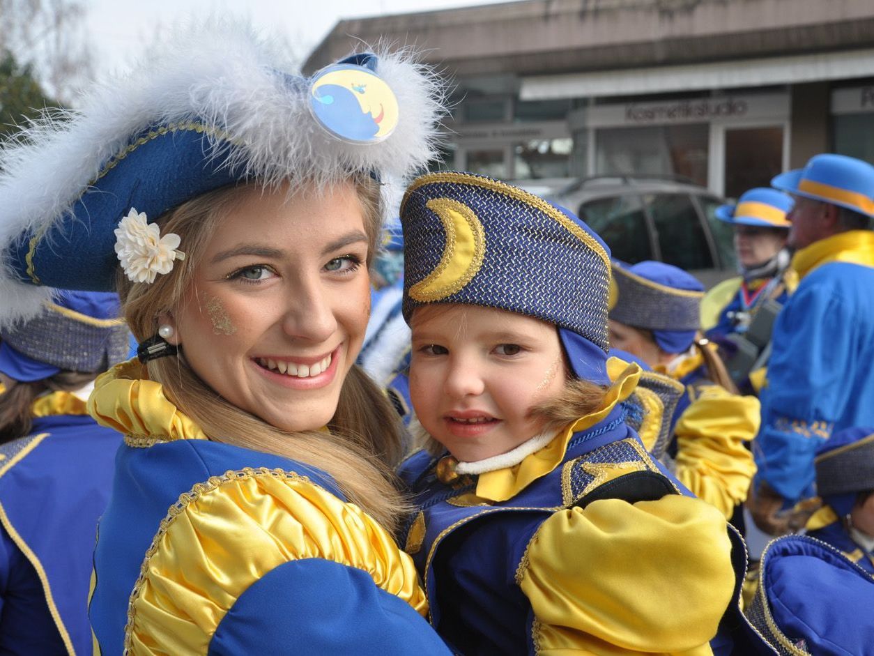 So schön kann der Fasching sein! Ein großes und ein kleines Mufängar-Gardemädel...