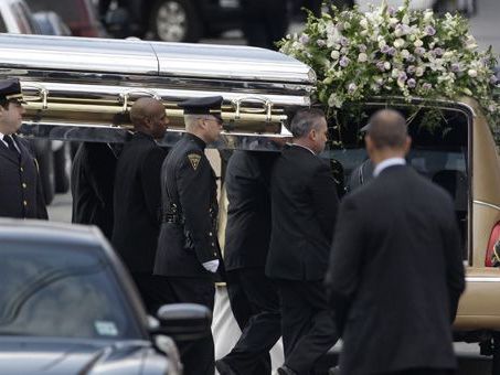 Am Samstag verabschiedeten sich zahlreiche Promis, Freunde und Verwandte von Whitney Houston. Am Samstag verabschiedeten sich zahlreiche Promis, Freunde und Verwandte von Whitney Houston.