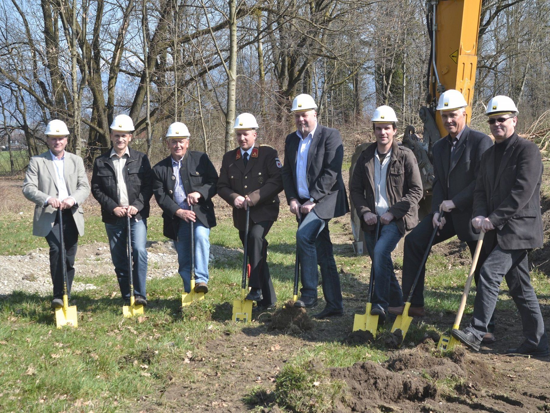 Bmst. Ing. Wolfgang Rüscher (Planung), Vbgm. Dr. Heribert Zöhrer (Obmann Finanz- und Bauausschuss der Gemeinde), Ehrenkommandant der OF Werner Pümpel, OF-Kommandant Wolfram Marte, Bgm. Thomas Pinter, Alexander Pfanner (Bauleitung Rohbau, H&J), Johann Hauser (Leiter Hochbau H&J), Bmst. Eduard Wildburger (Gesamtbauleitung). Bmst. Ing. Wolfgang Rüscher (Planung), Vbgm. Dr. Heribert Zöhrer (Obmann Finanz- und Bauausschuss der Gemeinde), Ehrenkommandant der OF Werner Pümpel, OF-Kommandant Wolfram Marte, Bgm. Thomas Pinter, Alexander Pfanner (Bauleitung Rohbau, H&J), Johann Hauser (Leiter Hochbau H&J), Bmst. Eduard Wildburger (Gesamtbauleitung).