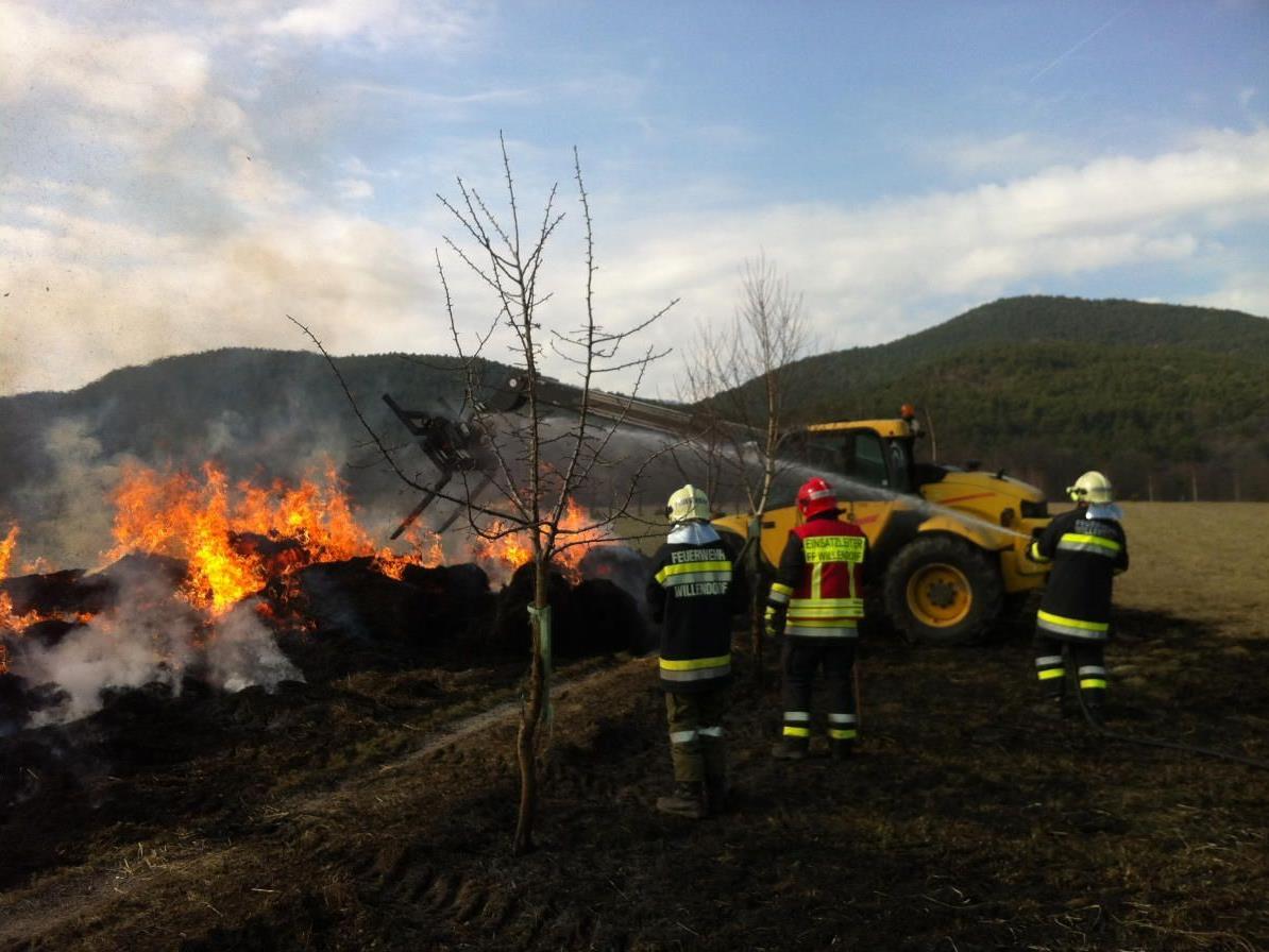 Heuballen gerieten in Willendorf in Brand