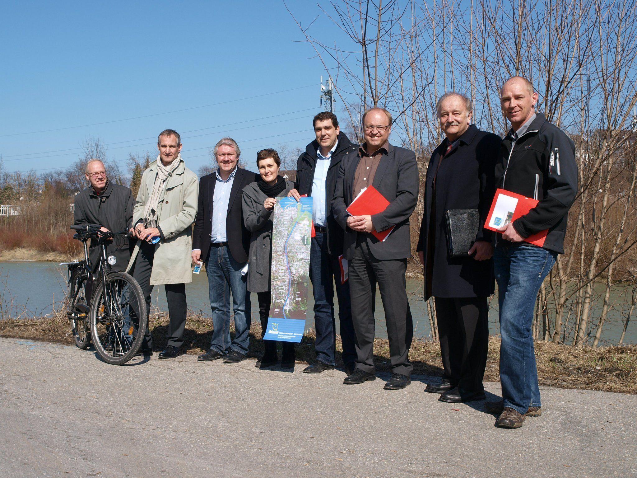 Die Vertreter der 5 Gemeinden bei der Präsentation des neuen Infofolders an der Bregenzerach.