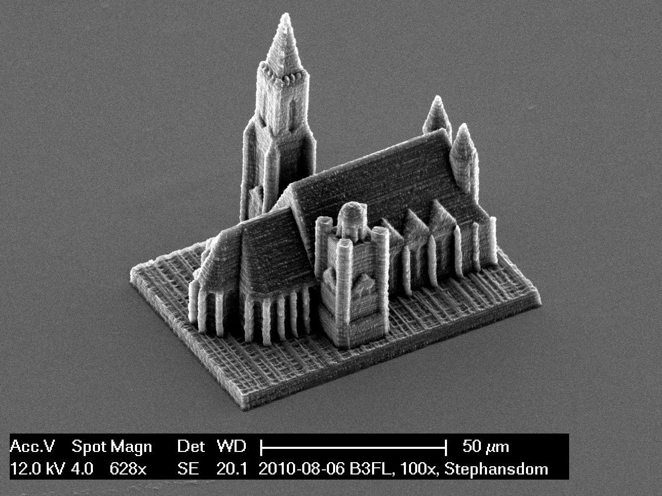Eine Nachbildung des Wiener Stephansdoms - geometrisch etwas vereinfacht, aber unvorstellbar klein: Nur etwas über 50 µm misst das Modell. Eine Nachbildung des Wiener Stephansdoms - geometrisch etwas vereinfacht, aber unvorstellbar klein: Nur etwas über 50 µm misst das Modell.