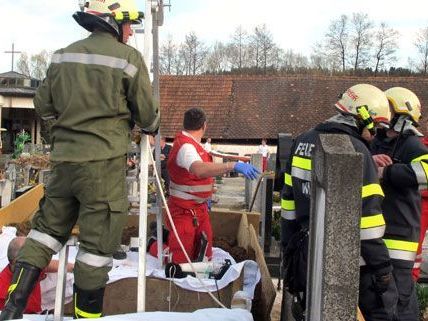 Totengräber in der Steiermark stürzte in ein Grab