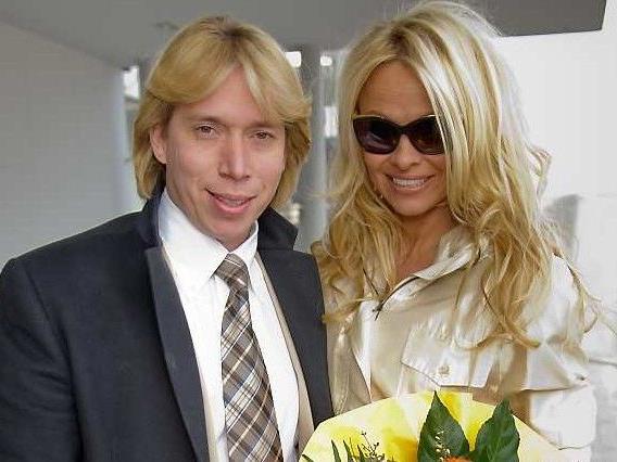 Besuch in der Lugner City: Pamela Anderson landete am Sonntag am Flughafen Wien-Schwechat.