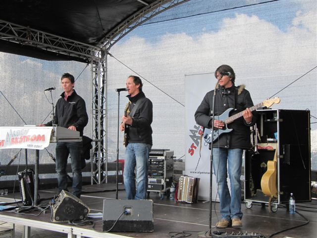 Die Alpenstarkstrom-Band  sorgte für gute Stimmung auf der Terrasse des Kapellrestaurants Die Alpenstarkstrom-Band  sorgte für gute Stimmung auf der Terrasse des Kapellrestaurants