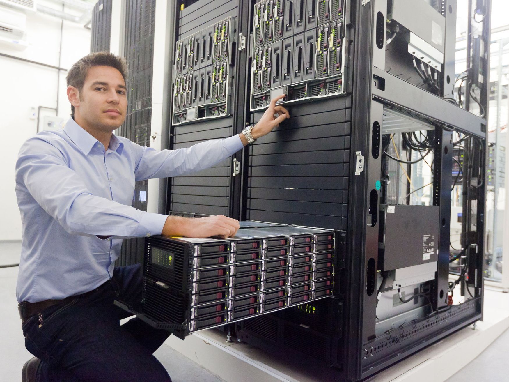 Der Bau von zwei neuen, modernen Rechenzentren garantiert eine leistungsfähige IT-Infrastruktur. Der Bau von zwei neuen, modernen Rechenzentren garantiert eine leistungsfähige IT-Infrastruktur.