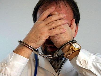 Der Wiener Arzt, dem Missbrauch angelastet wird, steht in Wels vor Gericht