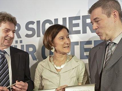 Innenministerin Johanna Mikl Leitner berichtete bei einer Pressekonferenz in Wien Details zum Autodieb