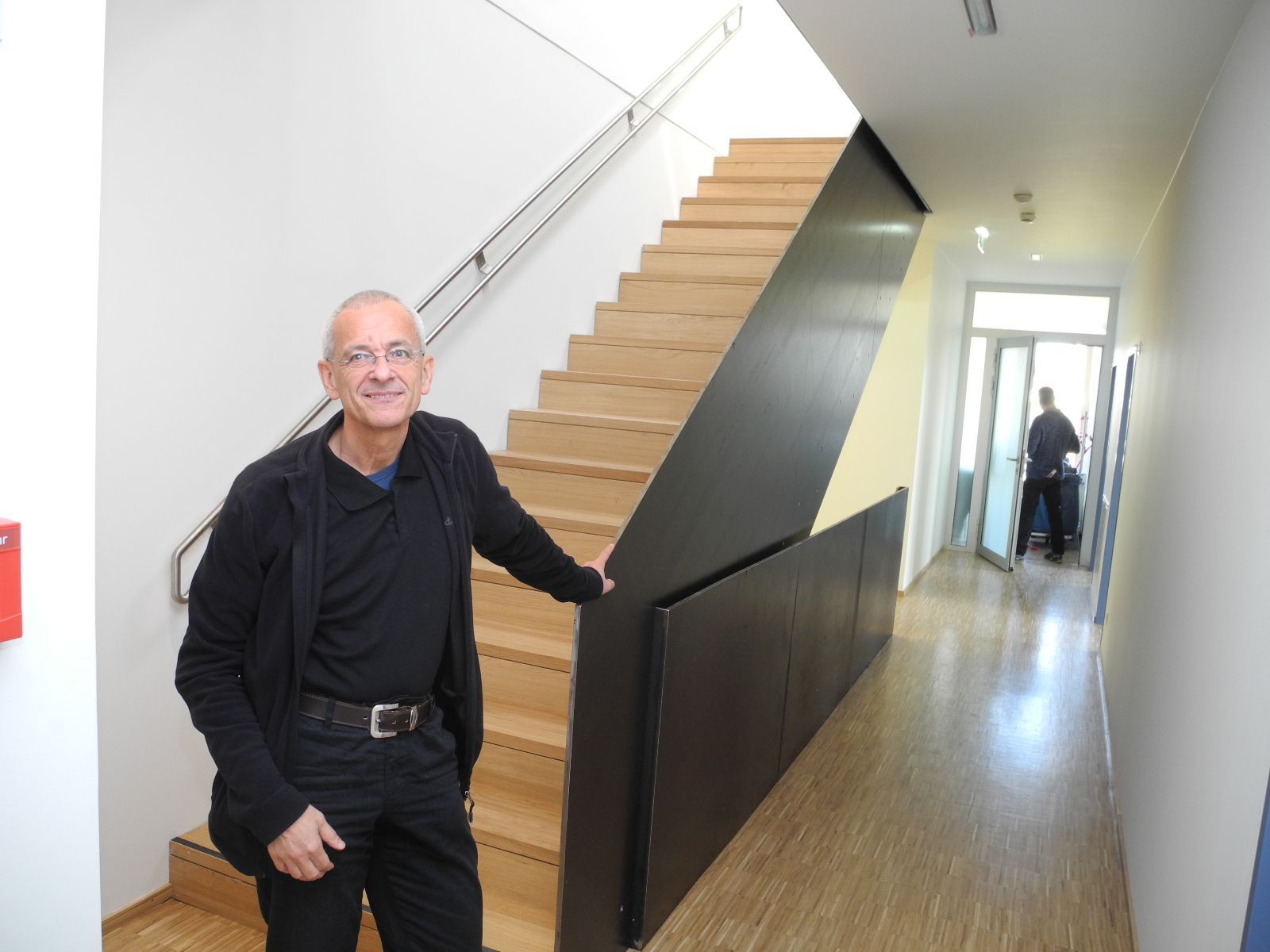 Dr. Roland Wölfle im Stiegenhaus der neuen Entgiftungsstation in der TS Lukasfeld in Meiningen Dr. Roland Wölfle im Stiegenhaus der neuen Entgiftungsstation in der TS Lukasfeld in Meiningen