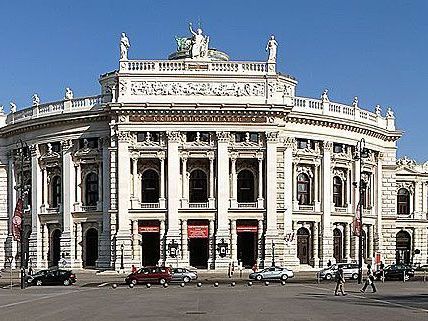 Das Wiener Burgtheater erhält zum St. Patrick's Day ein grünes Kleid Das Wiener Burgtheater erhält zum St. Patrick's Day ein grünes Kleid