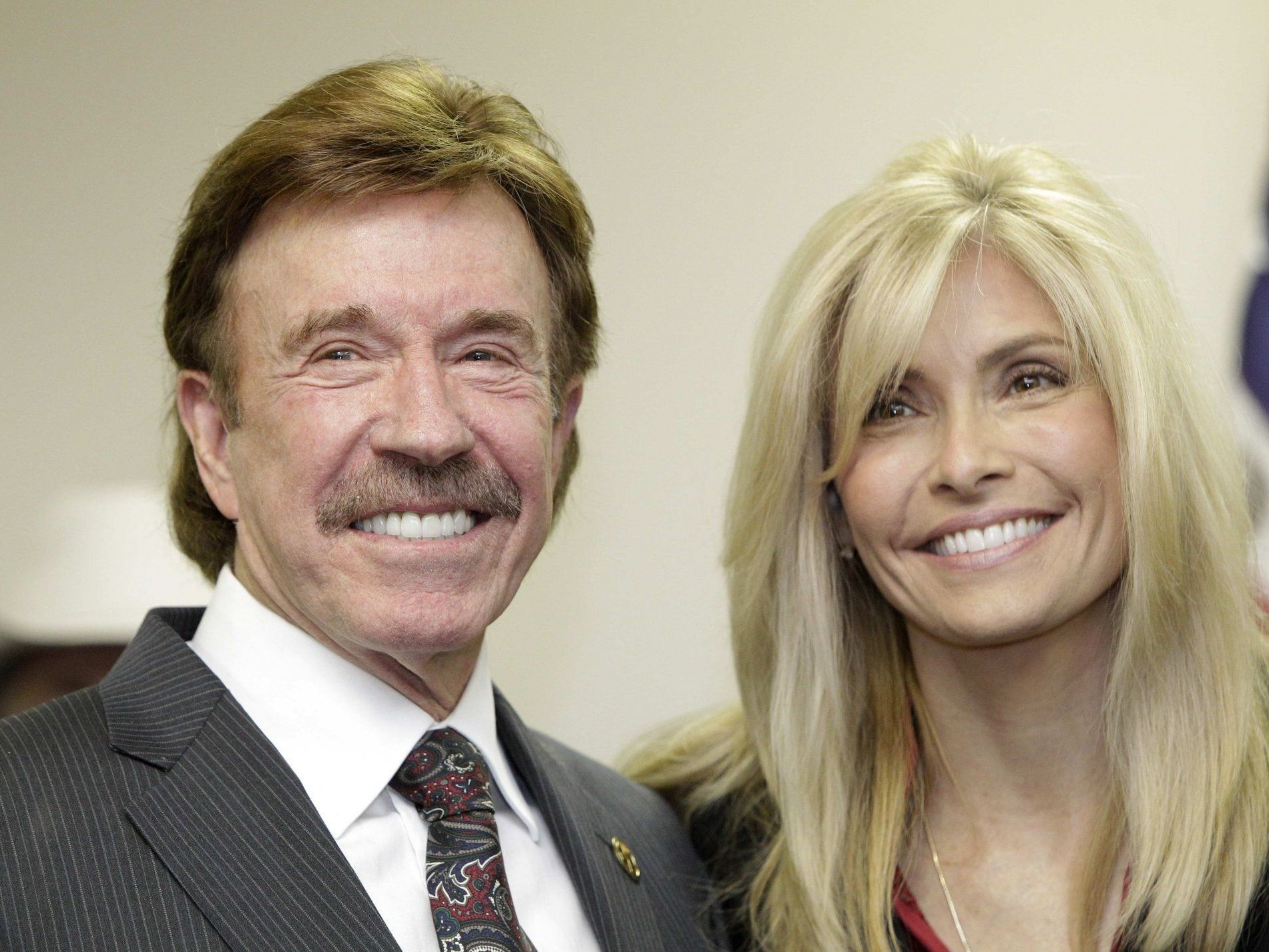 Chuck Norris und seine Frau Gena O'Kelley im Dezember 2010. Chuck Norris und seine Frau Gena O'Kelley im Dezember 2010.